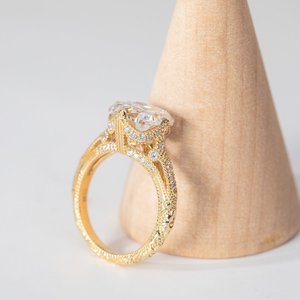 Bague de luxe en or 14 carats avec diamant de laboratoire de 3 carats de style ancien, sertie de diamants de laboratoire ronds de haute qualité et d'accentuations latérales à griffes - Product Image 5