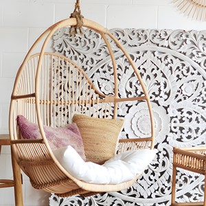 Fauteuils suspendus artisanaux à prix avantageux, chaise balançoire en rotin style lune, mobilier de patio moderne - Product Image 2