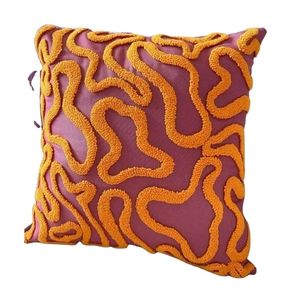 Housse de coussin décorative carrée brodée style bohème, motif infini violet et orange, textile lavable, en vente - Product Image 1