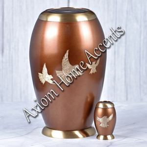 Urna de latón con patrones grabados a mano, tapa segura para cenizas Urna conmemorativa de calidad premium de Axiom Home Accents - Product Image 5