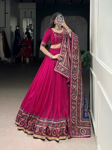 Lehenga Choli tradicional de seda Tasar con estampado Gamthi, diseño en relieve y detalles Gotta de Dhwaja Export. - Product Image 3