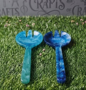 Juego de Ensaladera de Resina Azul Artístico de Dos Piezas, Utensilios de Mesa Decorativos Modernos con Mango Largo para Fiestas - Product Image 1