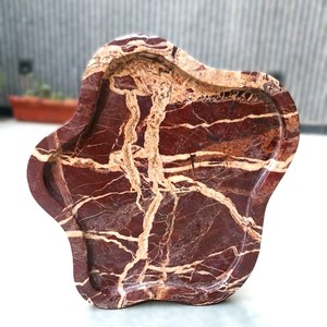 Plateau en marbre zèbre rouge de forme irrégulière, plateau de service décoratif en pierre naturelle, décoration de luxe pour la maison - Product Image 2
