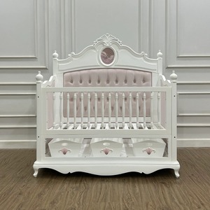 Lit bébé classique de luxe en bois avec tête de lit rembourrée et tiroirs de rangement, mobilier élégant pour chambre de bébé, vente en gros - Product Image 1