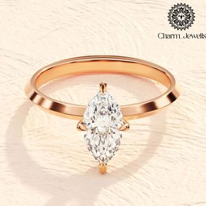 Bague de fiançailles et d'éternité classique pour femme en argent plaqué or rose avec moissanite taille coussin, sertie à griffes, certifiée IGI - Product Image 3
