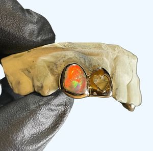Grillz dentaire en or massif 24K avec incrustation de cœur en opale sertie clos, style hip-hop pour homme, bijou corporel pour usage quotidien - Product Image 3
