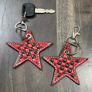 Porte-clés en cuir de vache à carreaux étoiles noirs et rouges, tendance 2026, mignon, design unisexe, accessoire de sac, porte-clés pour cadeau - Product Image 4
