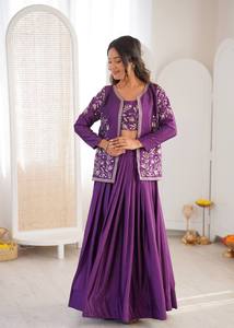 Vêtements et accessoires ethniques indiens : Ensemble en soie mousseline épaisse, Lehenga évasé uni, Blouse brodée, Veste Koti (HK 67) - Product Image 2