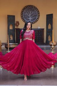 Robe rouge longue avec broderie de sequins, tenue de mariage, robe de créateur indien avec broderie Zari et sequins effet fleuri - Product Image 1