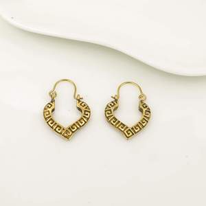 Boucles d'oreilles créoles unisexes en forme de cœur chrétien plaqué or antique, style vintage, bijoux de mode en alliage de laiton, cadeau - Product Image 5