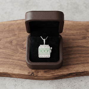 Collier pendentif Hip Hop Iced Out Bling 777 Jackpot en forme de machine à sous - Product Image 3