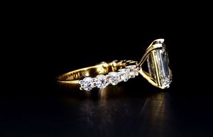 Bague de fiançailles en émeraude et diamant de qualité supérieure avec pierres latérales brillantes pour des célébrations de mariage et d'anniversaire élégantes - Product Image 5