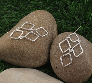 Boucles d'oreilles pendantes minimalistes de luxe en argent, géométriques texturées, délicates, en argent sterling 925, bijoux pour mariage, cadeau d'anniversaire - Product Image 2