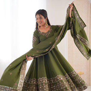 Nuevo y Moderno Salwar Kameez Indio-Pakistaní, Diseño de Última Moda, Cintura Natural, para Mujer, Tradicional, de Seda, para Fiestas - Product Image 1