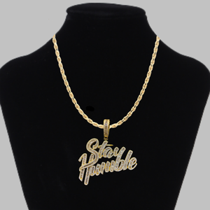 Colgante de Letra 'Stay Humble' con Moissanita, Corte Baguette, Engaste en Canal, Plata 925 Bañada en Rodio, Joyería Hiphop Unisex - Product Image 6