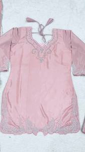 Ensemble Salwar traditionnel en soie crêpe rose épaisse avec broderie artisanale Farshi Salwar et Dupatta Moti, séchage rapide, toutes saisons - Product Image 2