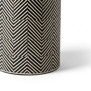 โต๊ะกลมเคลือบสีดำขาวพร้อมสติกเกอร์ตกแต่ง  งานแฮนด์เมดลายเชฟรอนสไตล์อินดัสเทรียล ใช้เป็นเก้าอี้ข้างสำหรับอพาร์ทเมนต์และห้องนอน - Product Image 4