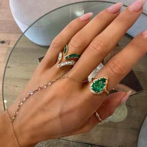 Anillo de Lujo con Esmeralda Verde en Forma de Pera, Chapado en Oro, con Acentos de Diamantes y Halo, Joyería Fina - Product Image 2