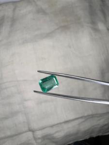 Émeraude naturelle zambienne de 1,73 ct, taille poire, pierre précieuse verte à effet lumineux pour la fabrication de bijoux, vente en gros, exportation - Product Image 1