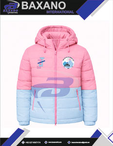 แจ็คแอนด์จิล ออฟ อเมริกา ซอร์โรริตี้ เสื้อแจ็คเก็ตพัฟเฟอร์สีชมพูมีฮู้ดสำหรับฤดูหนาว พร้อมโลโก้ด้านหน้า ดีไซน์แบบกรีกตามสั่ง - Product Image 4