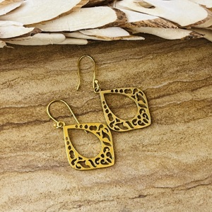 Boucles d'oreilles pendantes en forme de goutte d'eau Primum Look Design, bijoux bohèmes en laiton pour femmes, plaqué or 18 carats, motif floral ajouré, vente en gros/OEM/ODM - Product Image 5