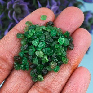 พลอยทซาโวรีตสีเขียวธรรมชาติแบบดิบ สำหรับทำเครื่องประดับ คริสตัลดิบ คุณภาพสูง - Product Image 2