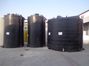 Grand réservoir d'eau en polyéthylène noir avec échelle jaune et garde-corps de sécurité pour équipement de stockage de produits chimiques - Product Image 2