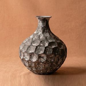 Jarrón de flores oscuro martillado a mano con acabado negro y detalles plateados envejecidos para una decoración elegante del hogar - Product Image 1