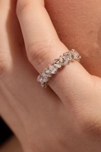 Bague d'éternité pour femme en or massif 14 carats avec diamant de laboratoire taille poire de luxe certifié IGI, 3,5 carats - Product Image 4