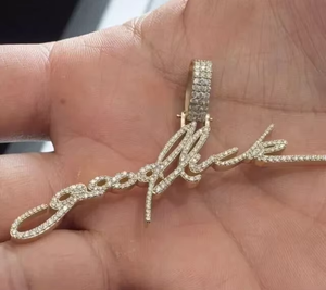 Colgante de Letra Cursiva Personalizado con Diamantes de Moissanita VVS, Plata Sólida 925 con Baño de Oro, Dijes Iced Out, Pasa el Test de Diamantes - Product Image 4