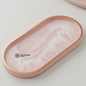 Plateau en résine marbrée rose poudré avec bord doré |   Plateau de service décoratif ovale de luxe - Product Image 1