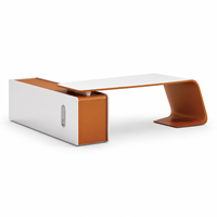 Bureau de direction moderne incurvé avec plateau bicolore arrondi et rangement latéral en bois, autoportant pour bureaux de direction