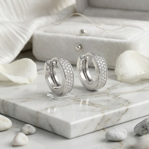 ต่างหูเพชรทรงกลม 0.35 กะรัต แบบฝังเพชรสองแถวทรงห่วง - Product Image 3