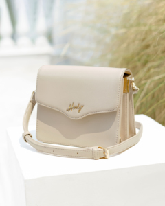 Sac à bandoulière Mona de luxe pour femme en cuir synthétique premium doublé de satin authentique avec détail de sangle tressée unique et fermeture magnétique - Product Image 5