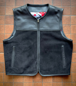 เสื้อกั๊กหนังแท้สำหรับผู้ชายสไตล์ไบค์เกอร์ พร้อมแผงหนังนูบัคด้านล่างและซิปปิด - Product Image 1