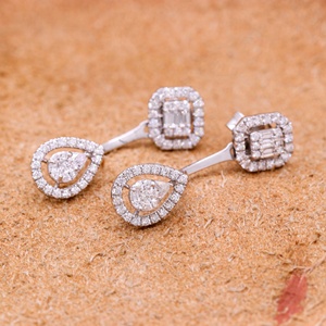Pendientes de Oro Blanco de 18k con Diamantes Naturales en Forma de Baguette y Halo, Joyas Memoria, Venta al Por Mayor - Product Image 6