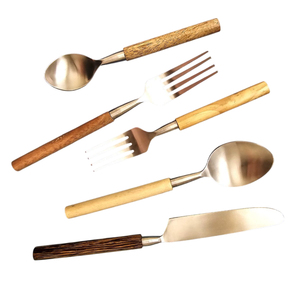 Ensemble de couverts de luxe moderne en acier inoxydable noir avec manches en imitation bois, pour la maison et les restaurants - Product Image 3