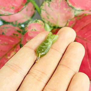 Pendentif poisson en péridot naturel sculpté à la main, plaqué or, breloque animale en pierre précieuse verte, petit poisson de mer, fourniture pour la fabrication de bijoux - Product Image 3