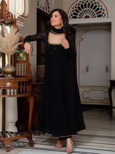 Ensemble de costume Anarkali en georgette noir fait main, haut long avec décoration en dentelle, motifs élégants pour le travail, disponible en taille XXXL - Product Image 1