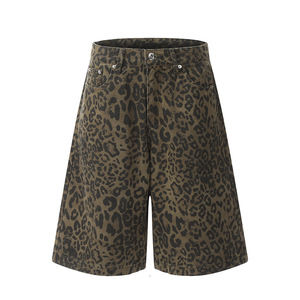 Shorts en jean coupe droite imprimé léopard pour homme – Style streetwear punk décontracté, coupe ample et jambe large, idéal pour l'été - Product Image 1