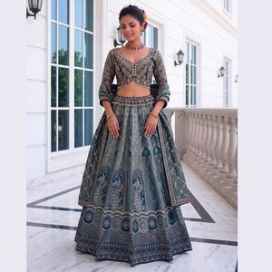 Lehenga Choli de Seda Premium con Bordado Pesado y Trabajo Zari, Dupatta Elegante, Precio al por Mayor por Royal Exports - Product Image 1