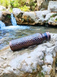 Bouteille d'eau ayurvédique en cuivre pur, faite à la main, traditionnelle indienne, pour l'hydratation quotidienne, le bien-être, le yoga et la remise en forme - Product Image 2