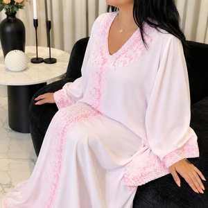 Robe Abaya rose clair avec broderie rose complexe, élégante, à manches longues, style maxi kaftan islamique avec manches évasées, longueur totale - Product Image 5