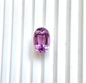 Piedra natural de kunzita de 15.74 quilates con corte ovalado para la elaboración de joyería fina. - Product Image 1