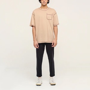เสื้อยืดแขนสั้นผู้ชายสีเบจ ทรงปกติ คอกลม สไตล์ลำลอง ผ้าเจอร์ซีย์คอตตอน 100% แต่งขอบตัดสี โทนสีเรียบ ระบายอากาศได้ดี - Product Image 1