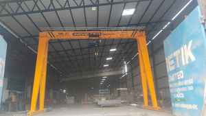 Grúa Goliath de Viga Única INOVIC CRM de 5 Toneladas |   Grúa Pórtico Exterior con Polipasto Eléctrico |   Grúa Amarilla para Manejo de Materiales Industriales - Product Image 2