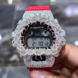 Reloj Digital para Hombre con Incrustaciones de Diamantes, 41 mm, Resistente a Impactos, Sumergible 20 BAR, Correa de Silicona Roja, Estilo Lujoso, Movimiento de Cuarzo - Product Image 1