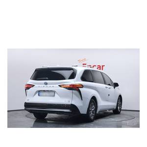 Toyota Sienna 2.5 Híbrida AWD de julio de 2023 con Asientos de Cuero y Cámara Trasera, 27,963 km, Volante a la Izquierda - Product Image 2