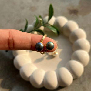 Anillo Abierto de Doble Perla Negra, Chapado en Oro, Ajustable, con Delicada Perla Negra de Pavo Real, Joyería de Piedra de Nacimiento de Junio - Product Image 1