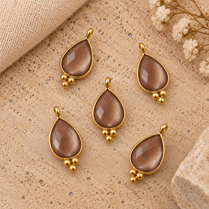 Colgante de Piedra Preciosa Facetada en Forma de Pera Ojo de Gato Color Durazno con Bisel Chapado en Oro para Fabricación de Joyas - Product Image 3
